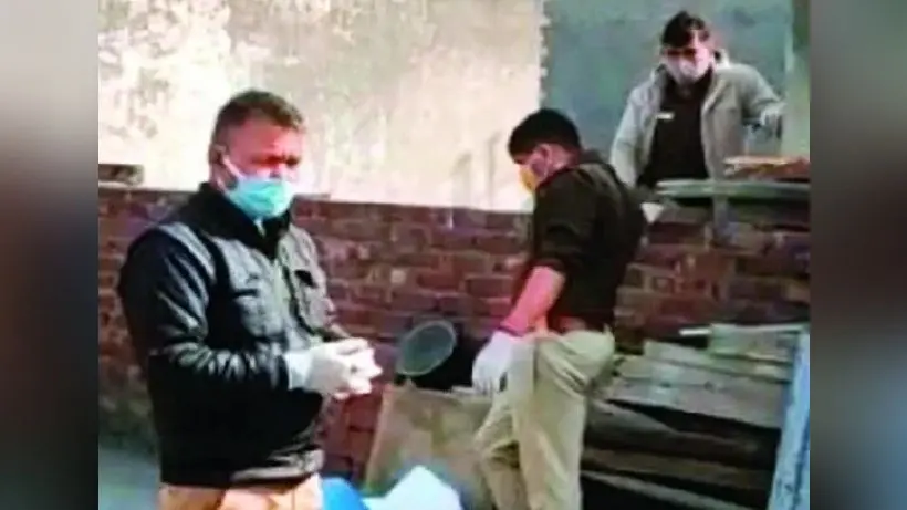 किरायेदार ने पत्नी की हत्या की, शव के टुकड़े कर पड़ोसी के छत पर छिपाया और कमरा खाली कर चला गया