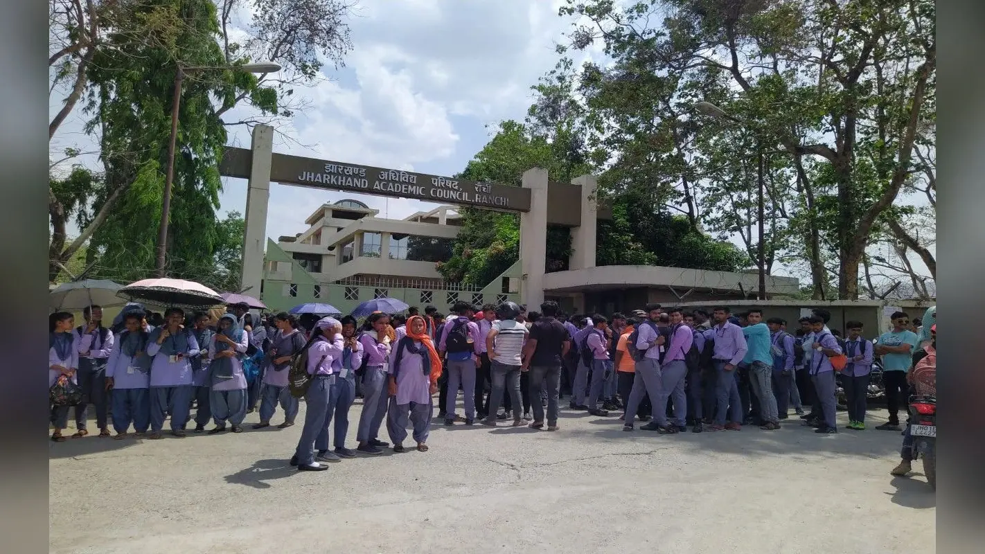 झारखंड : 11वीं के रिजल्ट में गड़बड़ी का आरोप लगा कर जैक कार्यालय पहुंचे सैकड़ों छात्र, रिचेकिंग की मांग