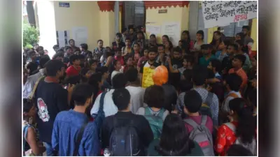 जादवपुर यूनिवर्सिटी में छात्र की मौत की घटना के प्रतिवाद में काला झंडा लेकर छात्रों का प्रदशर्न जारी