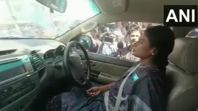 कार में बैठीं सीएम जगनमोहन रेड्डी की बहन की गाड़ी को हैदराबाद पुलिस ने क्रेन से खिंचवाया, वीडियो वायरल