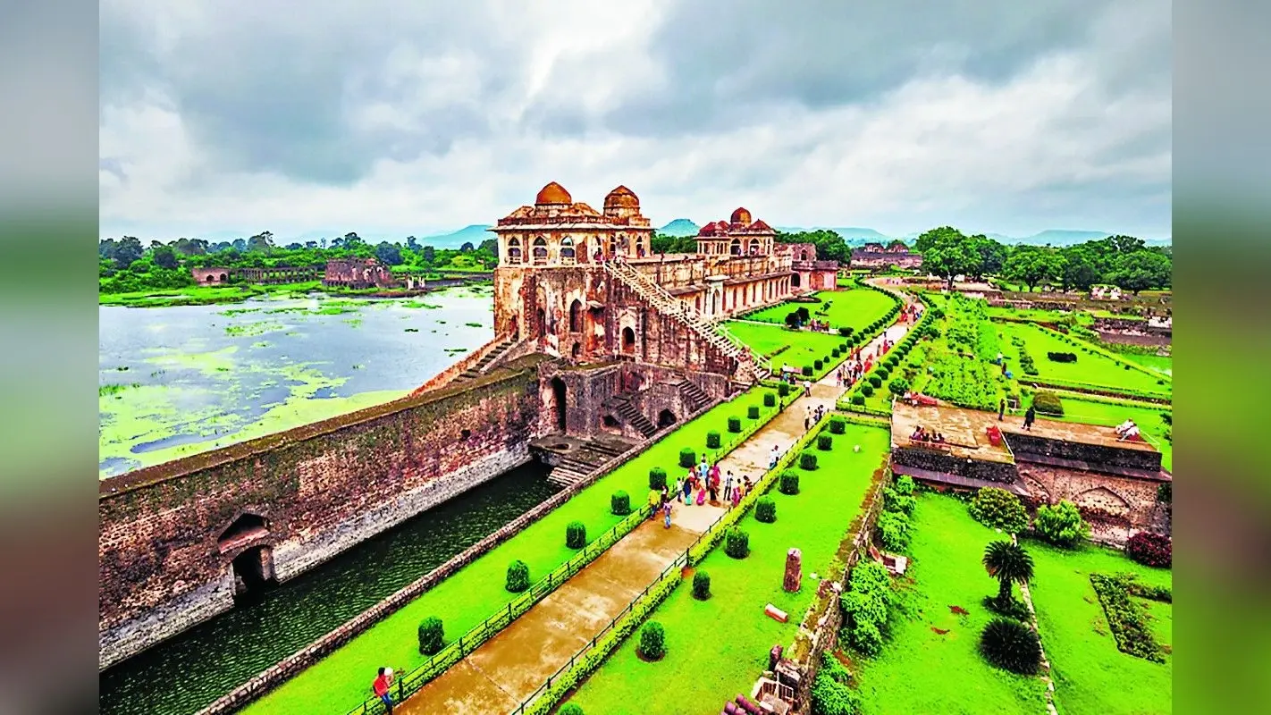Tourism: पत्थरों के जरिए जानना हो इतिहास, तो मांडू घूमने की कर लें तैयारी
