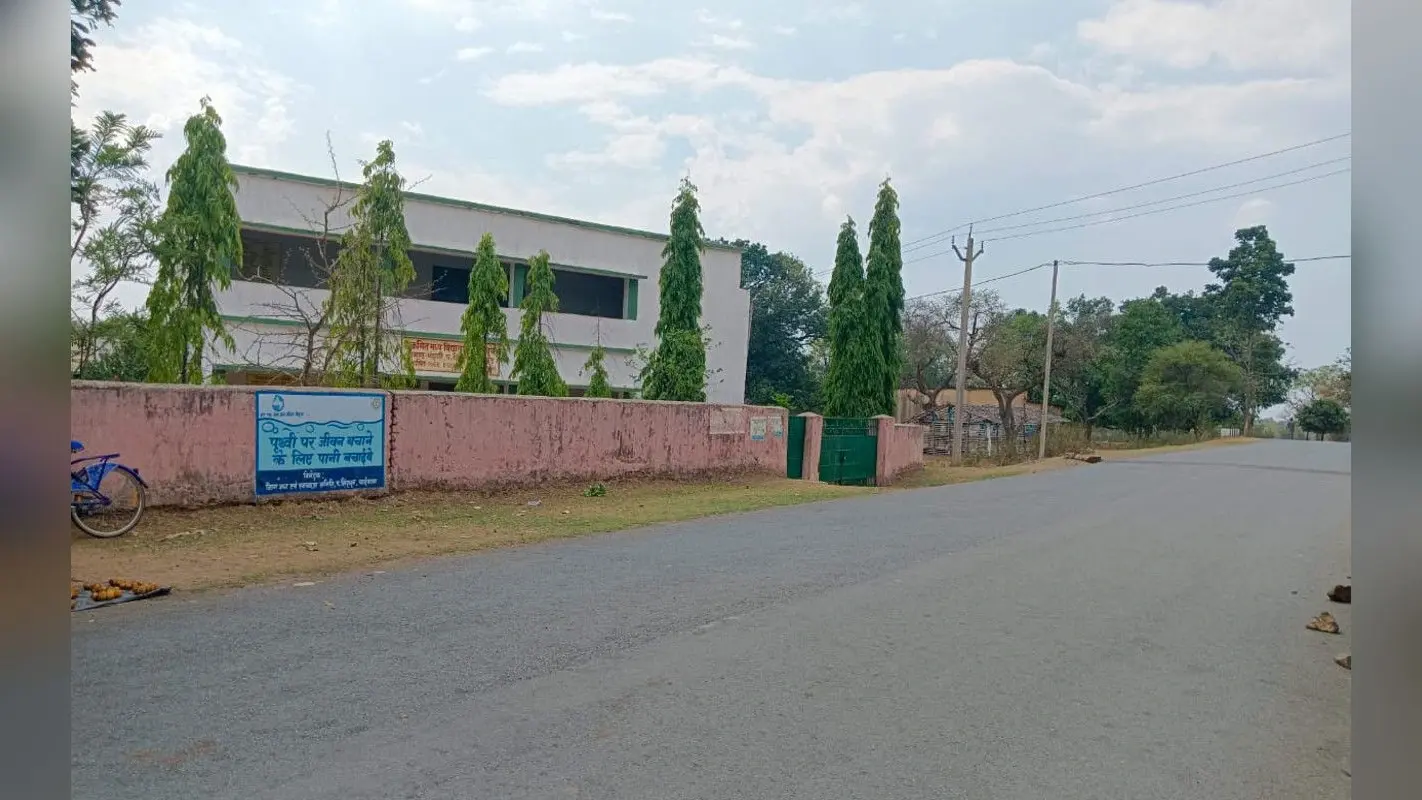 पश्चिमी सिंहभूम में नेशनल हाइवे के किनारे दर्जनों स्कूल, बच्चों के लिए अभिभावकों की अटकी रहती हैं सांसें