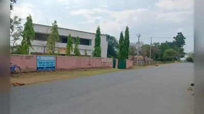 पश्चिमी सिंहभूम में नेशनल हाइवे के किनारे दर्जनों स्कूल, बच्चों के लिए अभिभावकों की अटकी रहती हैं सांसें