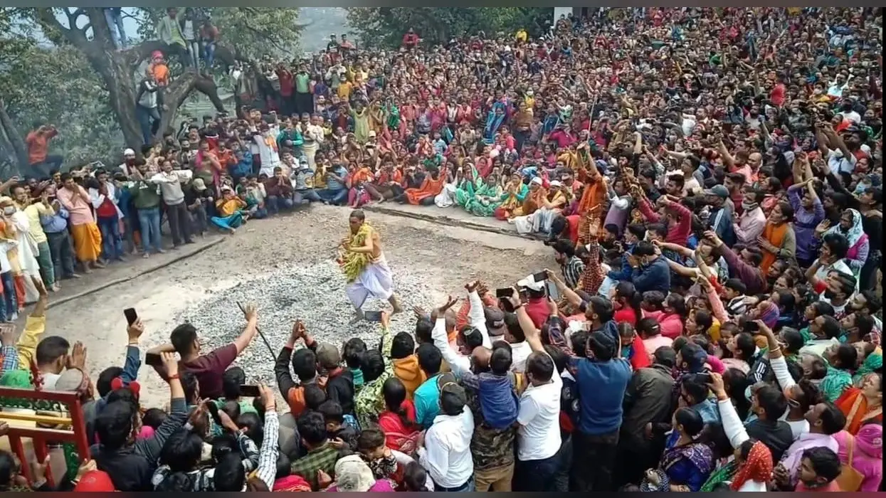 धधकते अंगारों पर नृत्य करते जाख देवता के साक्षी बने हजारों भक्त, यज्ञकुंड की राख को प्रसाद रूप में घर ले गये