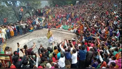 धधकते अंगारों पर नृत्य करते जाख देवता के साक्षी बने हजारों भक्त, यज्ञकुंड की राख को प्रसाद रूप में घर ले गये