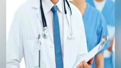 इलाज के लिए मरीज के साथ आए परिजनों ने की चिकित्सक के साथ मारपीट, सीसीटीवी कैमरे में कैद हुई तस्वीर