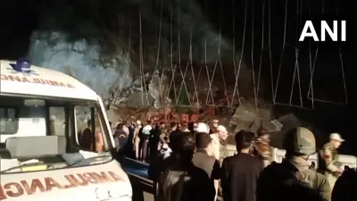 Jammu Kashmir: जम्मू-श्रीनगर हाईवे पर बड़ा हादसा, टनल ढहने से कई लोग फंसे, राहत और बचाव जारी
