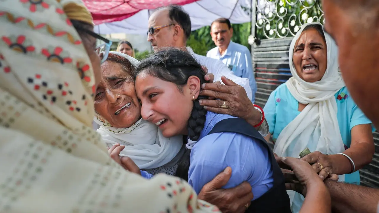 जम्मू-कश्मीर में हिंदू शिक्षिका की गोली मारकर हत्या, फिर सामूहिक पलायन करेंगे कश्मीरी पंडित?