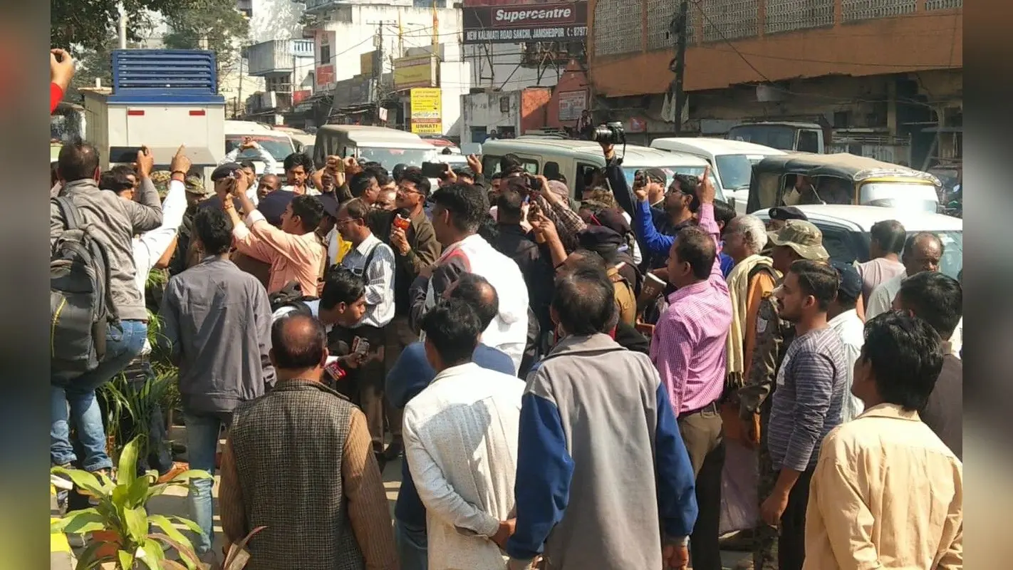 जमशेदपुर में भाजपा-कांग्रेस समर्थकों की भिड़ंत, हंगामे की भेंट चढ़ा खुदीराम बोस चौक का उद्घाटन समारोह
