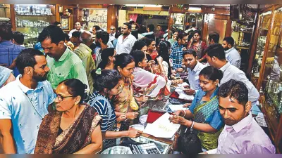 धनतेरस पर दुकानों में लगाये जा रहे अतिरिक्त काउंटर, जानें कहां मची है एडवांस बुकिंग की होड़