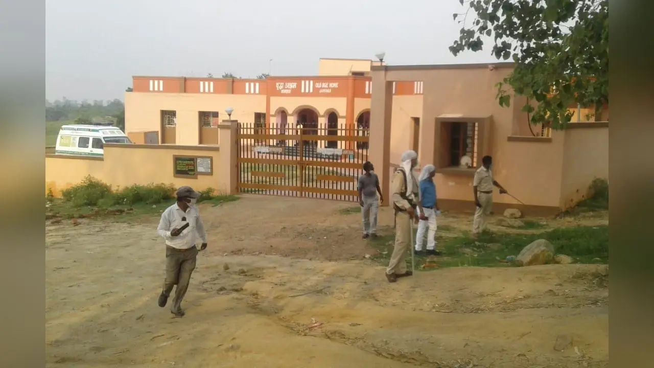इश्क के चक्कर में दिल्ली से भागी युवती निकली कोरोना पॉजिटिव, छोड़ने के लिए डॉक्टरों पर बनाया जा रहा राजनीतिक दबाव