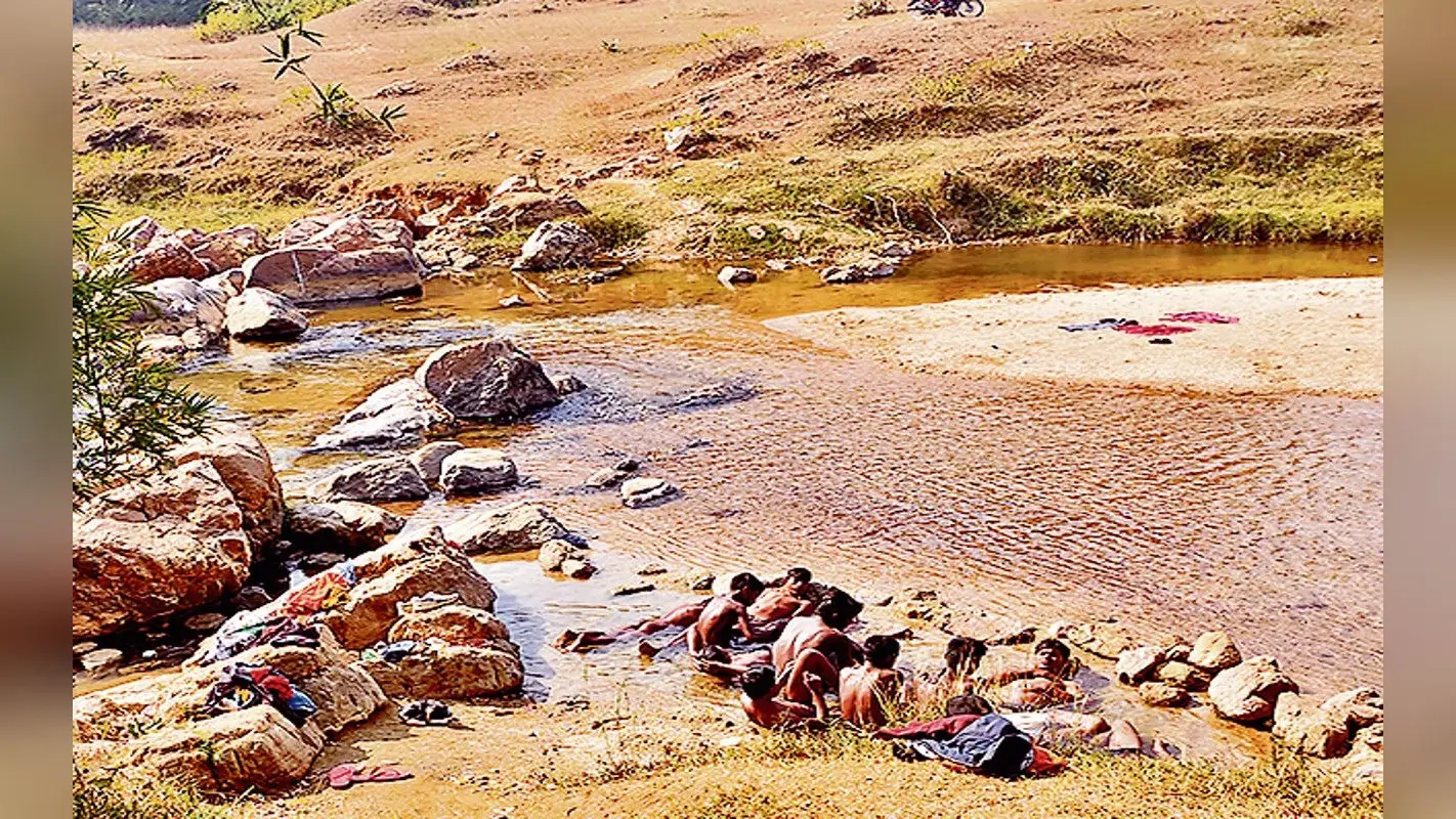 Jharkhand Tourism: गिरिडीह के जमुनिया नदी की खूबसूरती देखिए, एक छोर पर गर्म और दूसरे पर मिलता ठंडा पानी