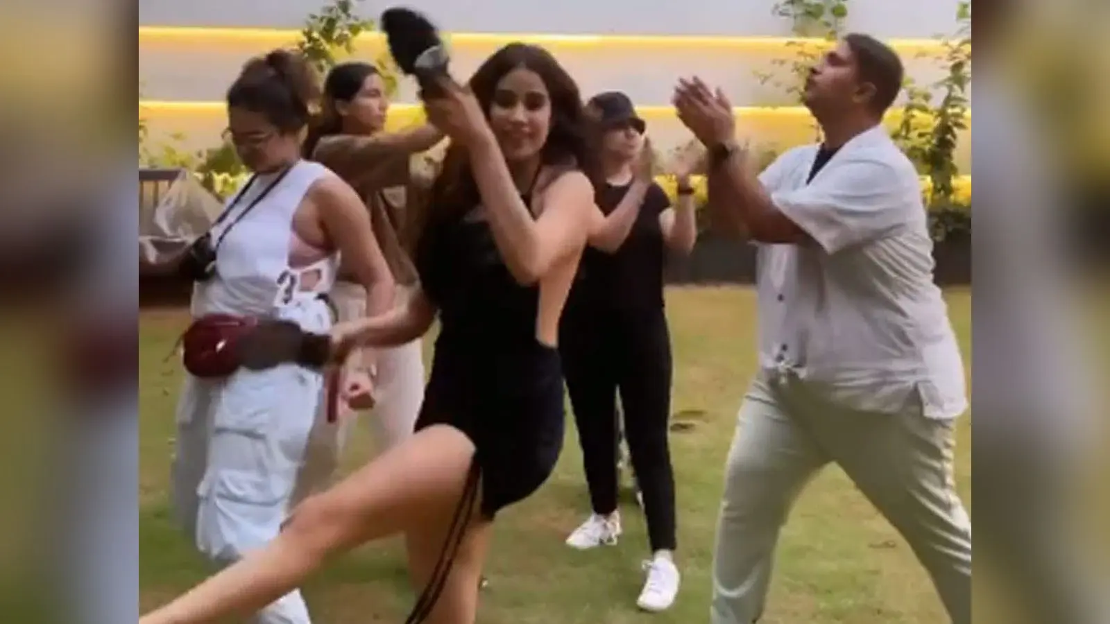 हाथ में सैंडल लेकर जाह्नवी कपूर ने दोस्तों संग किया शानदार डांस, VIDEO हुआ वायरल