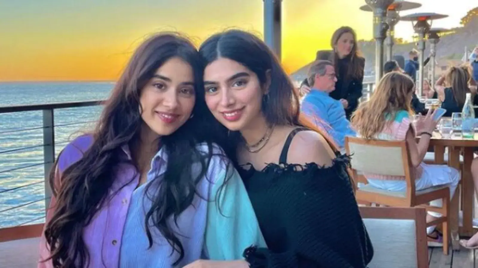 एयरपोर्ट पर Janhvi Kapoor के हाथ में तकिया देखकर हैरान हुए यूजर्स, कमेंट बॉक्स में पूछने लगे ऐसे सवाल