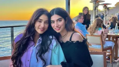 एयरपोर्ट पर Janhvi Kapoor के हाथ में तकिया देखकर हैरान हुए यूजर्स, कमेंट बॉक्स में पूछने लगे ऐसे सवाल