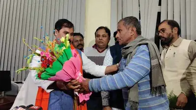 Bihar News: बिहार सरकार के मंत्री के स्वागत में नहीं पहुंचा कोई अधिकारी, चपरासी से गुलदस्ता लेकर अफसरशाही के खिलाफ किया एलान