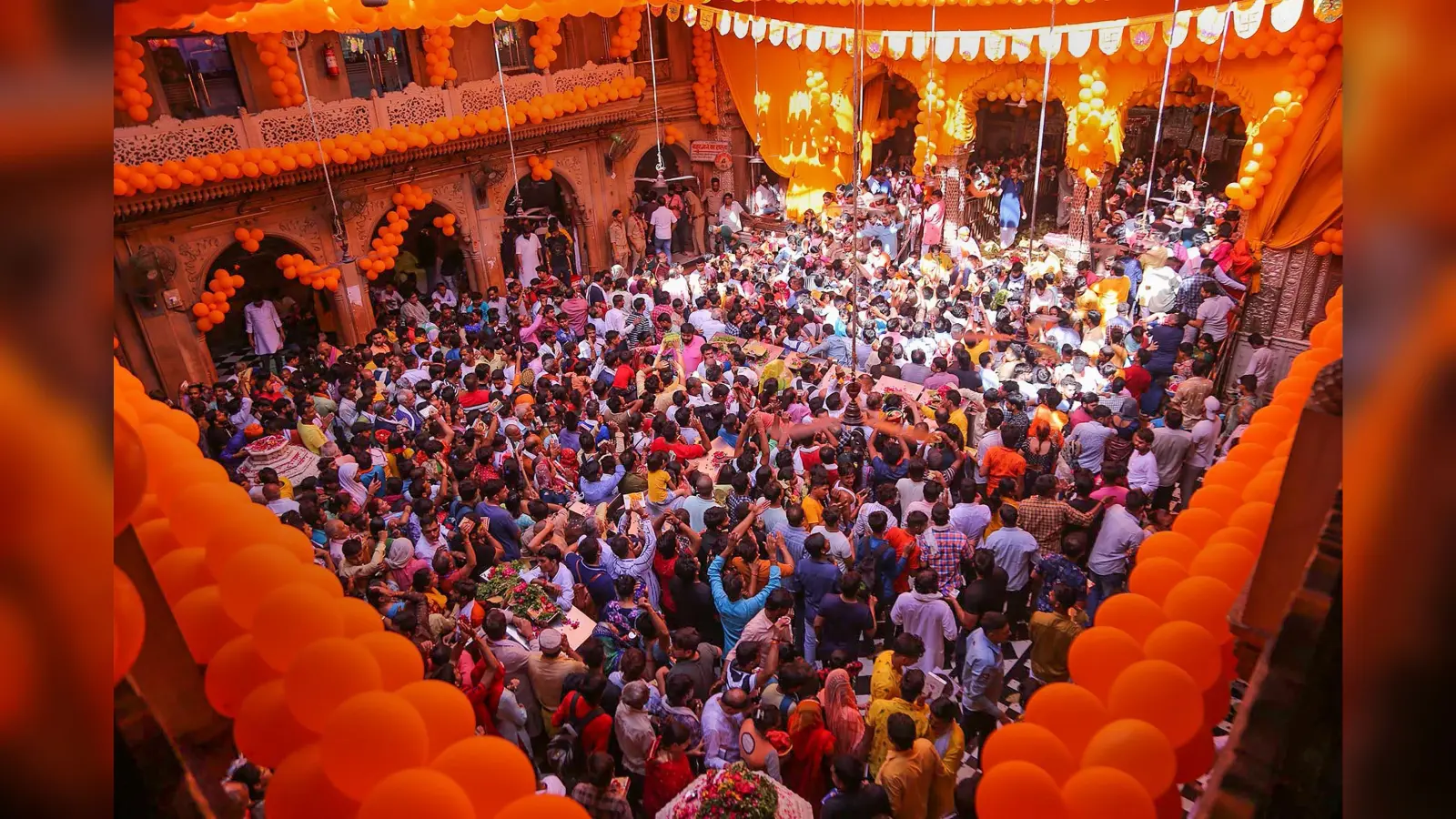 काशी विश्वनाथ मंदिर की तर्ज पर बांके बिहारी मंदिर में होगा क्राउड मैनेजमेंट, पूर्व DGP ने जाना प्लान