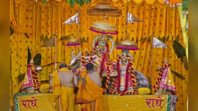 देशभर में कृष्णाष्टमी की धूम, मंदिर से लेकर सड़कों पर दही हांडी तक, देखें नंद लाला की मोहक तसवीरें