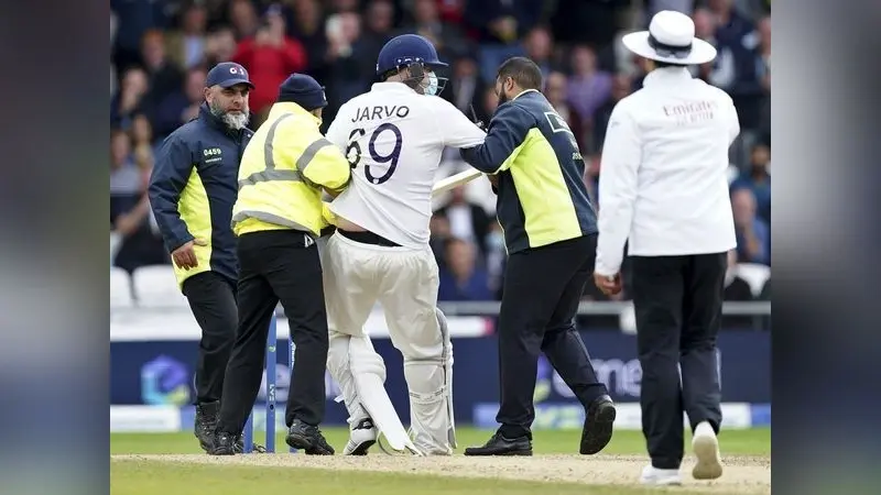 IND vs ENG: पैड और हेलमेट पहन मैदान में फिर से घुसा जार्वो 69, धक्के मार कर निकालना पड़ा बाहर, देखे वीडियो