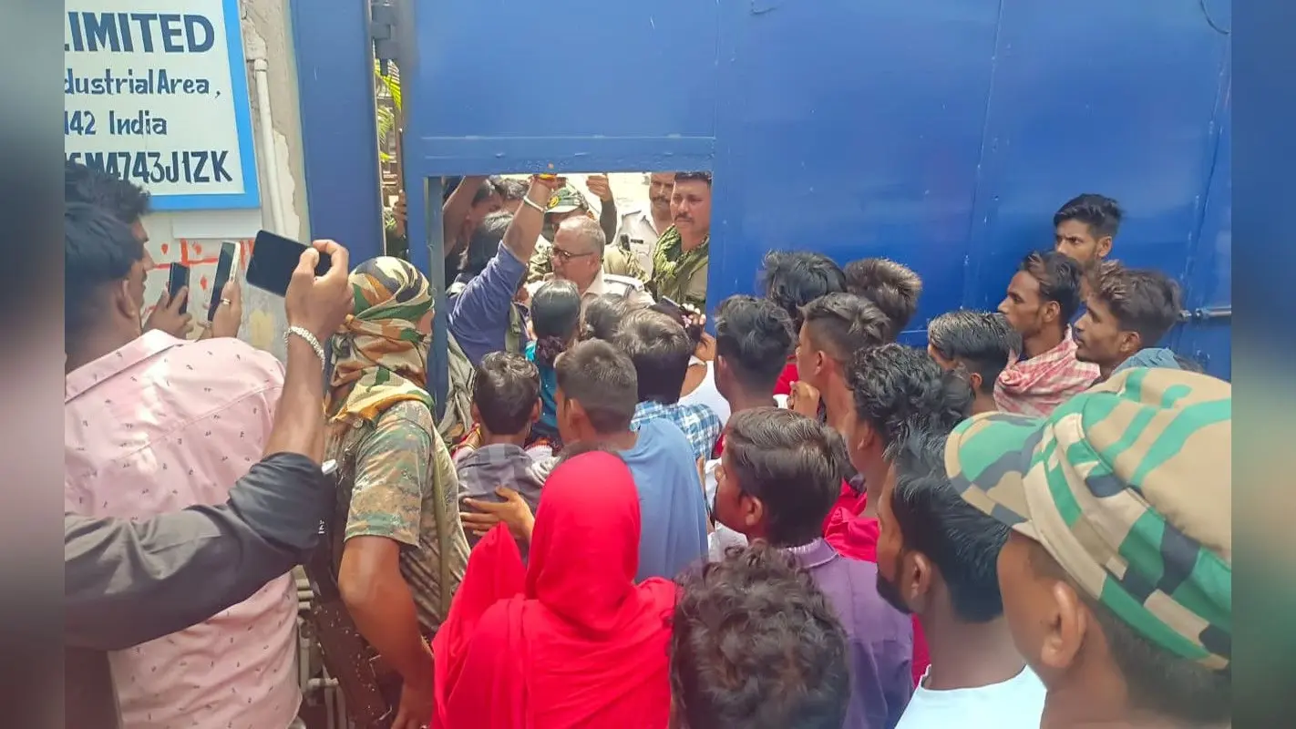 झारखंड : देवघर के जसीडीह में आयरन फैक्ट्री की भट्ठी में ब्लास्ट, मजदूर की मौत पर जमकर हुआ हंगामा