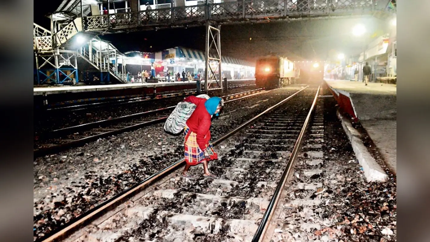 दो माह तक बारिश व धूप में रहने से देवघर में स्थित ज्यादातर विद्यालय के बेंच-डेस्क हो गये खराब