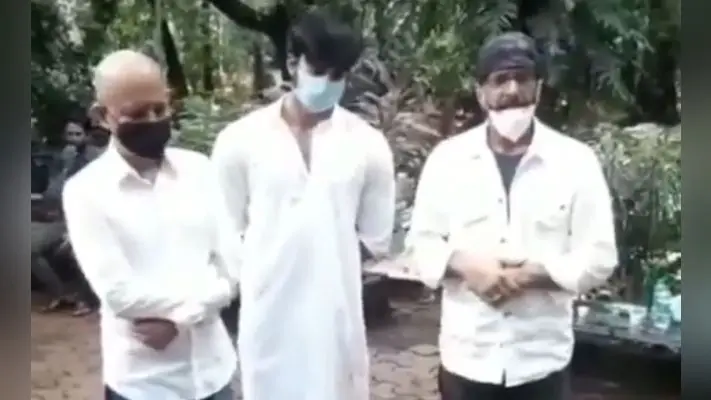 VIDEO : दुख की घड़ी में भी फोटोग्राफर्स का हाल पूछना नहीं भूले जावेद जाफरी, लोग कर रहे तारीफ