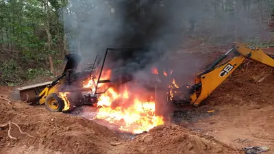 Naxal Attack: छत्तीसगढ़ के दंतेवाड़ा में नक्सल आग, नक्सलियों ने फूंके कंस्ट्रक्शन में लगे 14 वाहन व मशीन