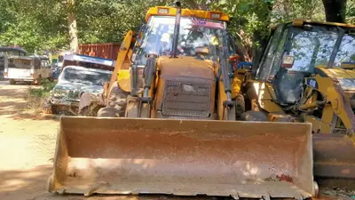 नवादा में छापा मारने पहुंची वन विभाग की टीम पर हमला, रेंजर-फारेस्टर व ड्राइवर को बंधक बना पीटा, JCB छीन ले गए
