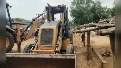 झारखंड : लोहरदगा में रीजनल कमांडर रवींद्र गंझू के दस्ते ने सड़क निर्माण में लगी जेसीबी को किया आग के हवाले