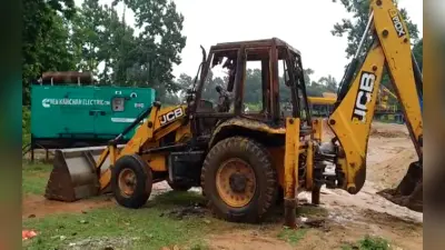 Jharkhand News: रांची के मैक्लुस्कीगंज में नक्सलियों ने फायरिंग कर JCB में लगायी आग, दहशत में लोग