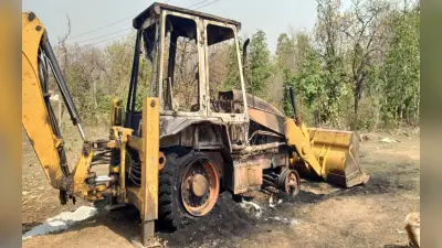 बोकारो में उग्रवादियों का तांडव, एक JCB और चार ट्रैक्टर को फूंका, दहशत में लोग
