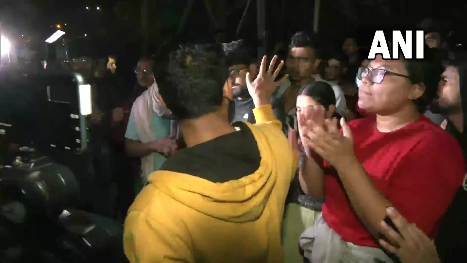 JNU में BBC की डाक्यूमेंट्री की स्क्रीनिंग को लेकर बवाल, सड़कों पर उतरे छात्र, थाना के बाहर भी प्रदर्शन