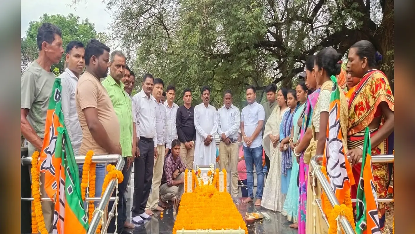 दिवंगत पूर्व सांसद लक्ष्मण गिलुवा की आज दूसरी बरसी, भाजपा नेताओं और परिजनों ने पैतृक गांव में दी श्रद्धांजलि