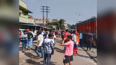 धनबाद के झरिया में ट्रक की चपेट में आने से तीन लोग घायल, दो की हालत गंभीर