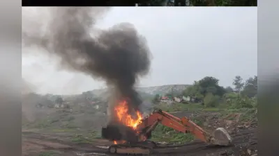 झारखंड: दो लोगों की मौत से धनबाद के झरिया में स्थिति बेकाबू, पोकलेन में लगायी आग, पुलिस ने की फायरिंग