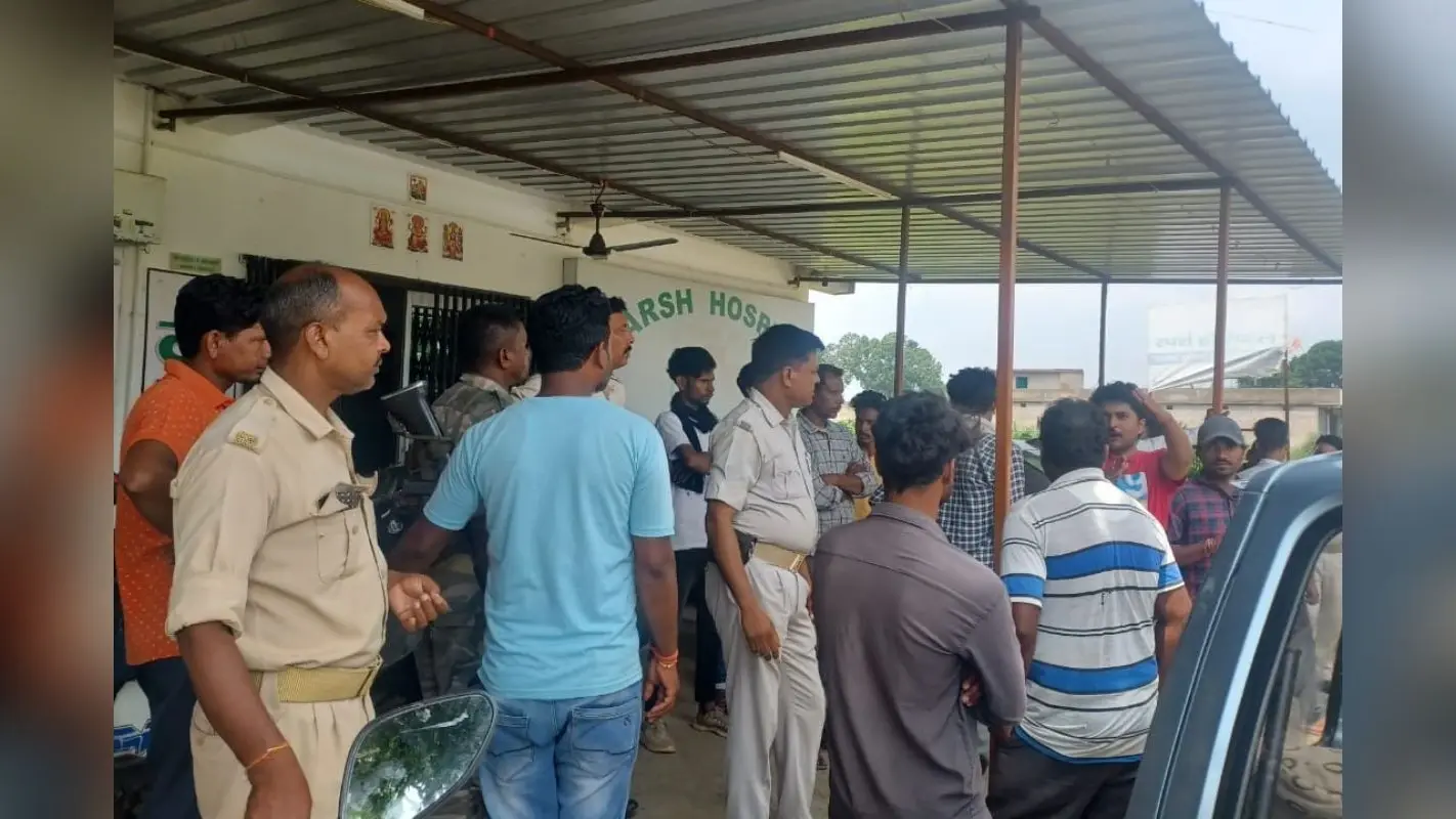 रांची : बुढ़मू में थाना प्रभारी पर बाप-बेटे के साथ मारपीट का आरोप, ग्रामीणों ने किया थाने का घेराव