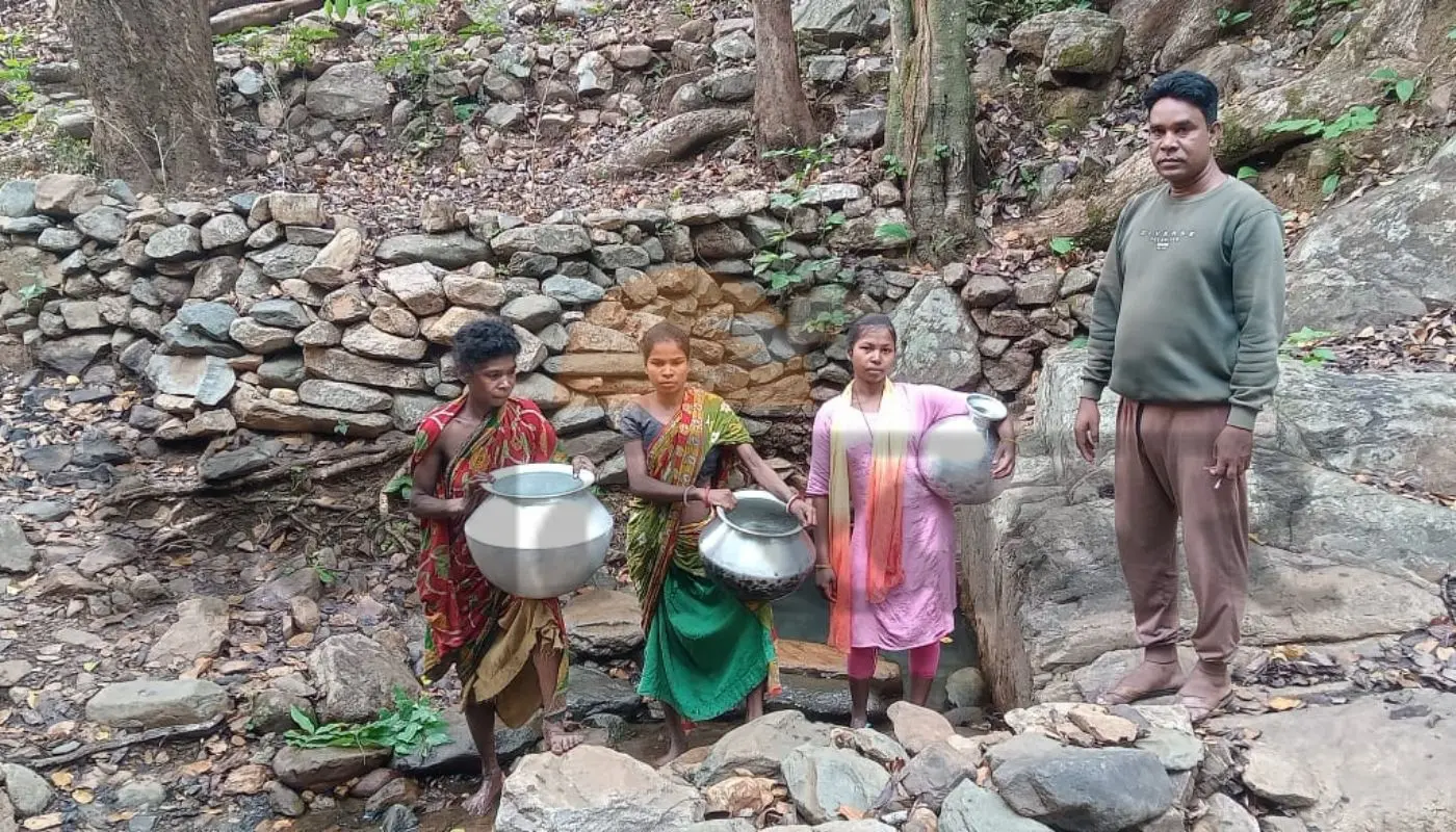 Jharkhand: डुमरिया में भीतरआमदा के रानीझरना टोला में पेयजल संकट से मचा हाहाकार, नाले का पानी पे रहे सबर