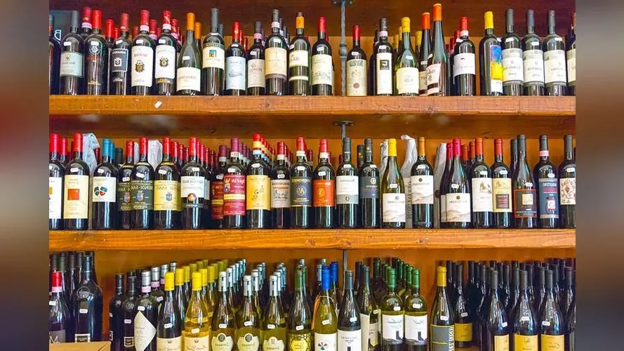 New Excise Policy : यूपी में सस्ती होगी शराब, बीयर पीने के लिए दुकानों के पास परमिट रूम भी डेवलप होंगे