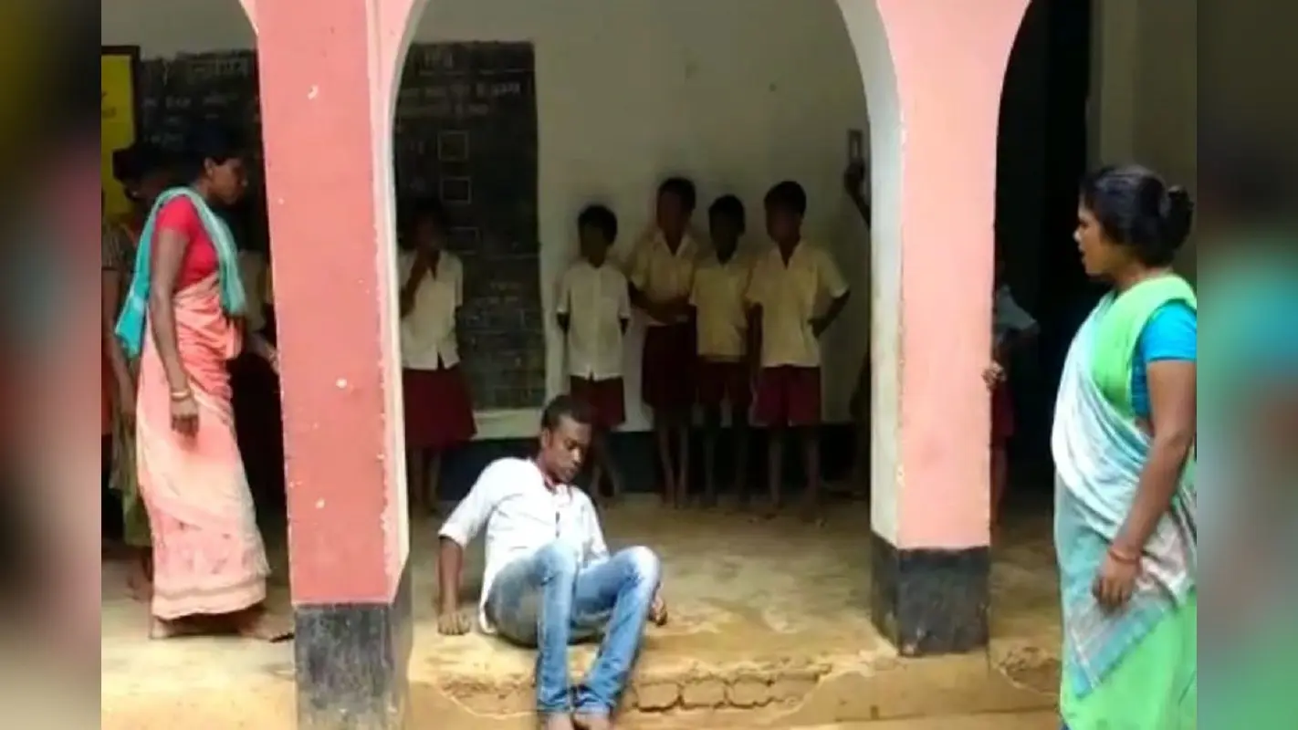 Viral Video:झारखंड में नशे में धुत सरकारी स्कूल के हेडमास्टर का वीडियो Viral, बड़े अफसर ने की ये कार्रवाई