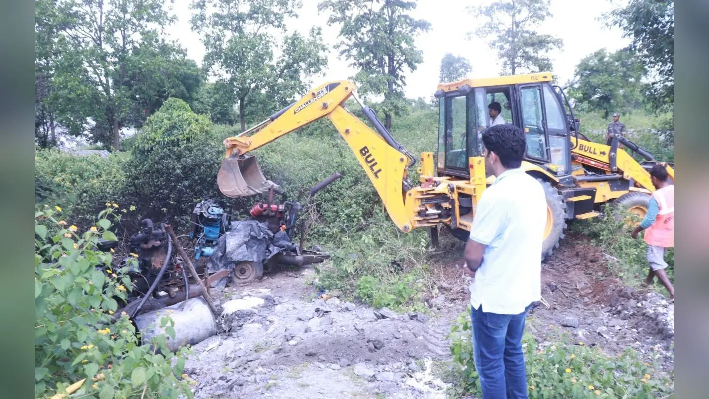 PHOTOS: कोडरमा में ब्लू स्टोन चिप के अवैध खनन के खिलाफ अब तक की सबसे बड़ी कार्रवाई