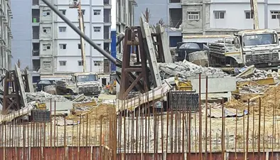 झारखंड : रांची के जगन्नाथपुर में बन रहे 8 तल्ला के लाइट हाउस का एक हिस्सा गिरा, देखें VIDEO