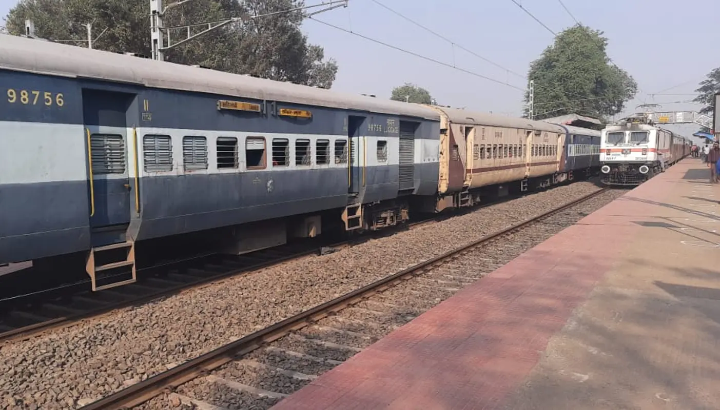 IRCTC/Indian Railways News: मुंबई, कोलकाता के बाद अब झारखंड में भी दौड़ी लोकल ट्रेन, पाकुड़-बरहरवा रेलखंड पर चली ये ट्रेनें