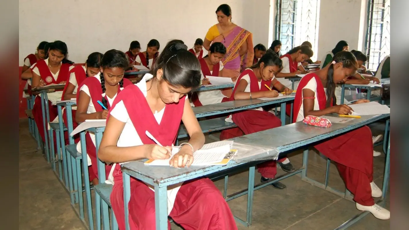 Jharkhand News: मैट्रिक के बाद आगे नहीं पढ़ पाती गढ़वा के गोदरमाना की लड़कियां, जानें क्या है कारण