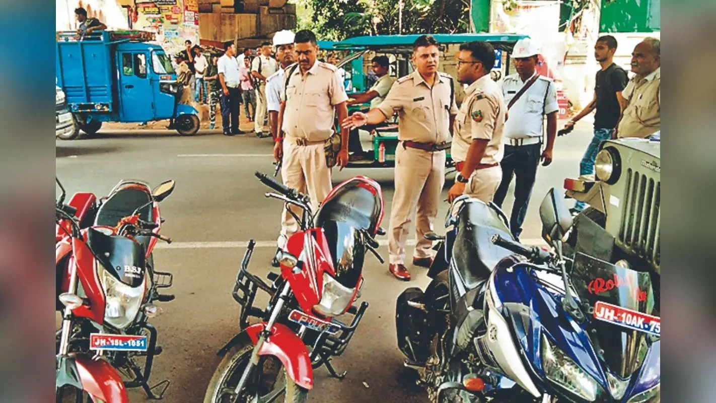देवघर : ट्रैफिक पुलिस ने बिना हेलमेट सवारी करने वालों से वसूला 1.70 लाख जुर्माना