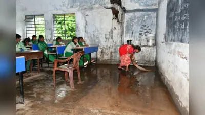 PHOTOS: झारखंड में सरकारी स्कूल की स्थिति बदहाल, बच्चे पानी में भीग कर पढ़ने को विवश