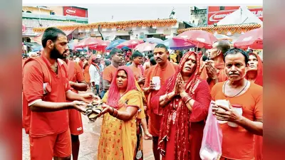 बाबा बैद्यनाथ को रोट, नारियल व पुड़ी का भोग लगा रहे भक्त, जलार्पण के बाद गदगद होकर निकल रहे कांवरिये