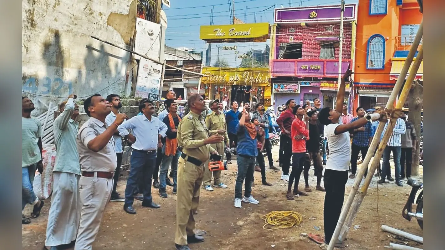 गोड्डा : शॉर्ट सर्किट से इलेक्ट्रॉनिक दुकान में लगी आग, दमकल कर्मी को बहुत मुश्किल से मिली सफलता