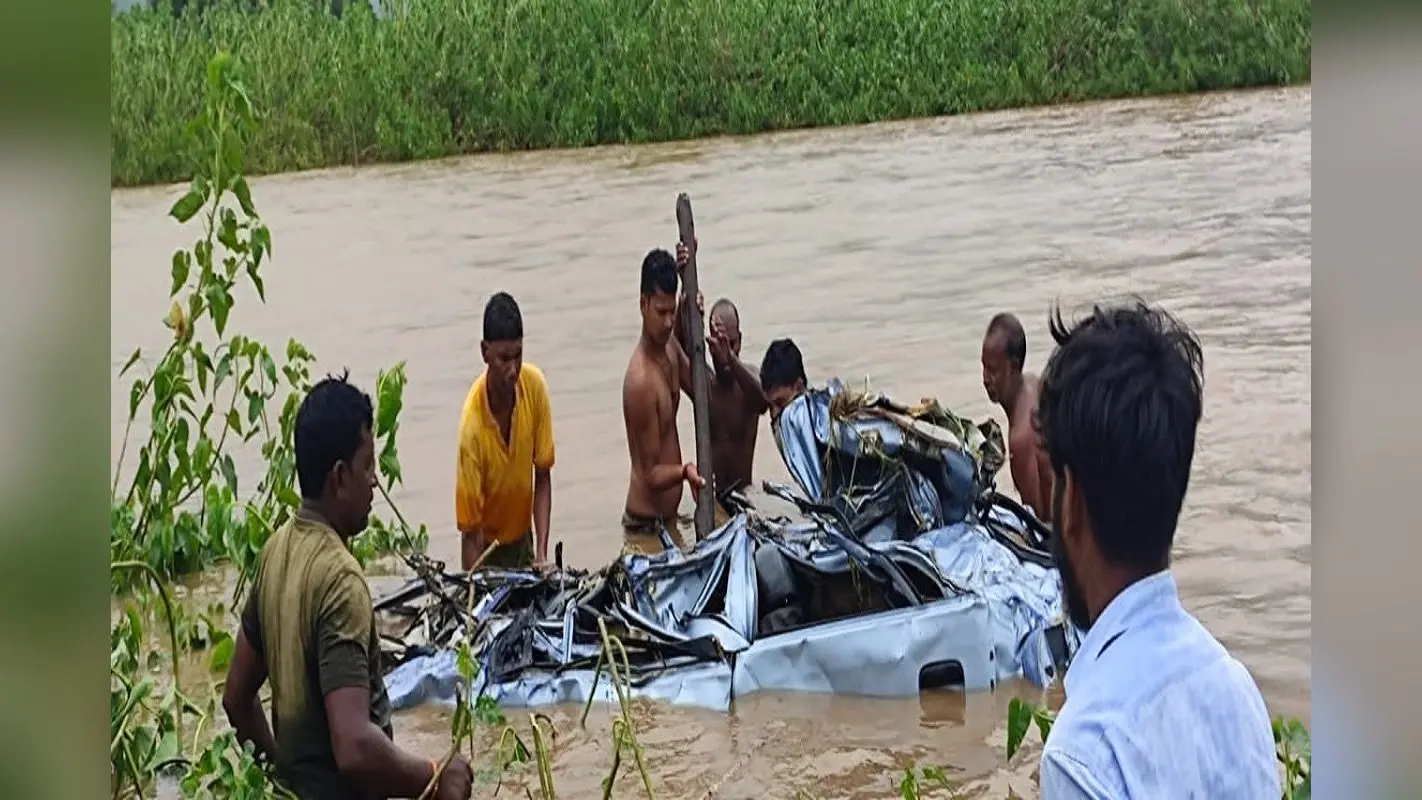 झारखंड के पतरातू में लगातार बारिश से बही कार, दो का शव बरामद, रिम्स के डॉक्टर समेत 3 लापता