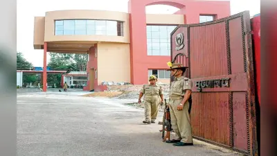इनामी नक्सली खुदी मुंडा के घर पहुंची पुलिस, सरेंडर करने की दी सलाह