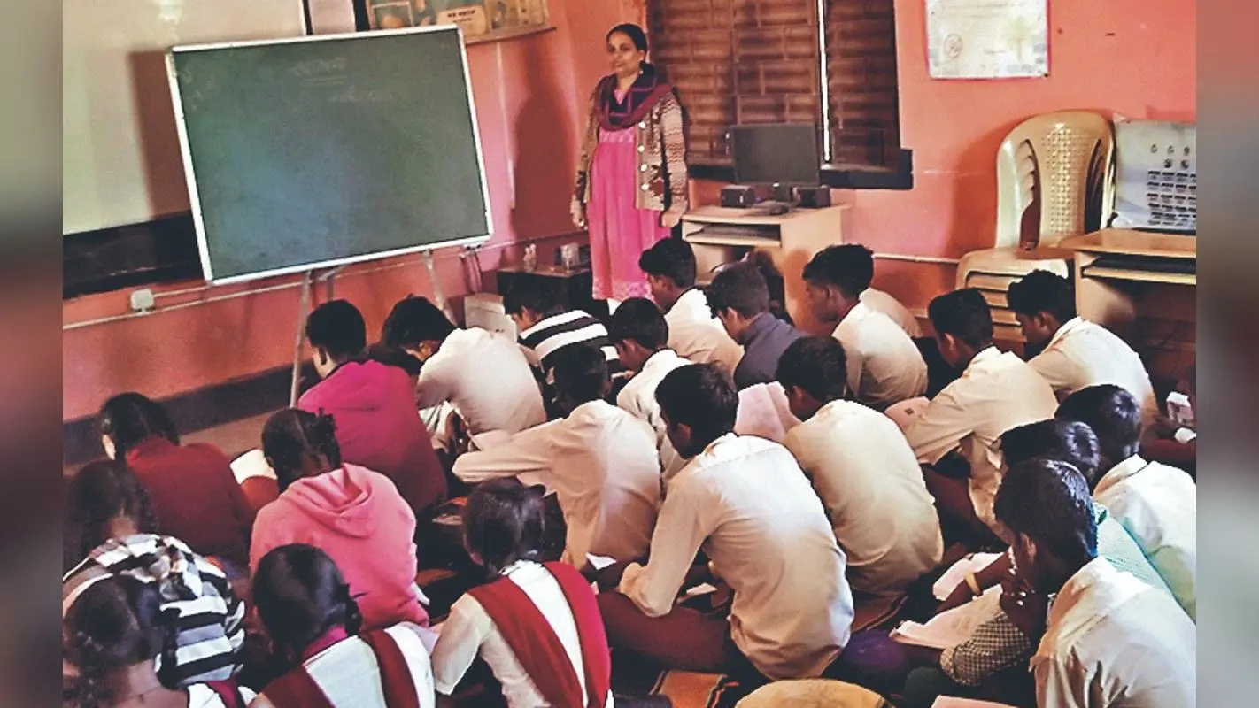 झारखंड के 12 हजार स्कूलों में बेंच-डेस्क का अभाव, जमीन पर बैठकर पढ़ते हैं विद्यार्थी